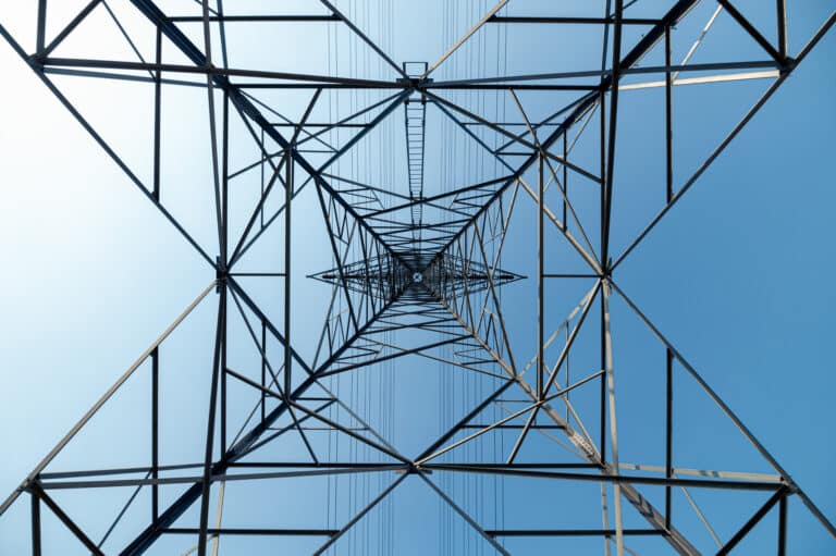 Electric_tower_and_blue_sky